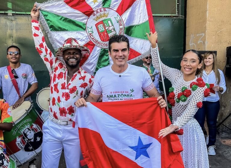Governador Helder Barbalho visita escola de samba que vai homenagear o Pará este ano